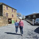 O Concello de Trabada vén de finalizar as obras de mellora nas estradas e vías municipais no núcleo de Vilarbetote, unha actuación que contou cun investimento de máis de 50.000 euros. Este proxecto forma parte dun convenio asinado no pasado ano coa Deputación de Lugo, no marco do cal tamén se levarán a cabo outras actuacións no municipio como: a renovación do parque infantil de Fórnea e a mellora dos accesos á antiga escola tamén desta parroquia, a actuación nos accesos ao lugar de Louro, en Sante, o pintado do teleclub de Vilaformán e a mellora do teleclub da parroquia da Vilapena. O alcalde de Trabada, Rubén García, visitou o remate das obras acompañado pola concelleira Rosa Pérez Prieto, destacando que “continuamos traballando na mellora das nosas infraestruturas e espazos públicos, intentando chegar ao conxunto do territorio e realizar actuacións nas oito parroquias do noso concello”. O rexedor anunciou ademais que nas vindeiras semanas se darán a coñecer novas actuacións que se levarán a cabo tanto noutros puntos do municipio como no propio núcleo de Vilarbetote, dando continuidade a esta liña de investimento e mellora continua. Desde o Concello subliñan o seu compromiso coa modernización das infraestruturas municipais e coa mellora da calidade de vida da veciñanza.