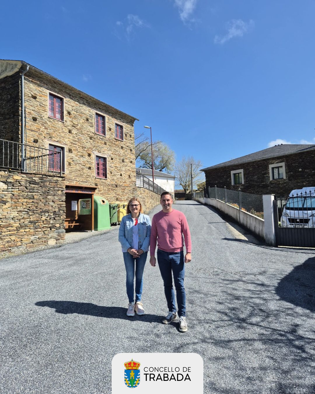 O Concello de Trabada vén de finalizar as obras de mellora nas estradas e vías municipais no núcleo de Vilarbetote, unha actuación que contou cun investimento de máis de 50.000 euros. Este proxecto forma parte dun convenio asinado no pasado ano coa Deputación de Lugo, no marco do cal tamén se levarán a cabo outras actuacións no municipio como: a renovación do parque infantil de Fórnea e a mellora dos accesos á antiga escola tamén desta parroquia, a actuación nos accesos ao lugar de Louro, en Sante, o pintado do teleclub de Vilaformán e a mellora do teleclub da parroquia da Vilapena. O alcalde de Trabada, Rubén García, visitou o remate das obras acompañado pola concelleira Rosa Pérez Prieto, destacando que “continuamos traballando na mellora das nosas infraestruturas e espazos públicos, intentando chegar ao conxunto do territorio e realizar actuacións nas oito parroquias do noso concello”. O rexedor anunciou ademais que nas vindeiras semanas se darán a coñecer novas actuacións que se levarán a cabo tanto noutros puntos do municipio como no propio núcleo de Vilarbetote, dando continuidade a esta liña de investimento e mellora continua. Desde o Concello subliñan o seu compromiso coa modernización das infraestruturas municipais e coa mellora da calidade de vida da veciñanza.