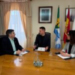 O alcalde de Trabada mantén unha reunión co delegado do Goberno en Galicia para abordar os temas de acceso á vivenda e servizos no rural