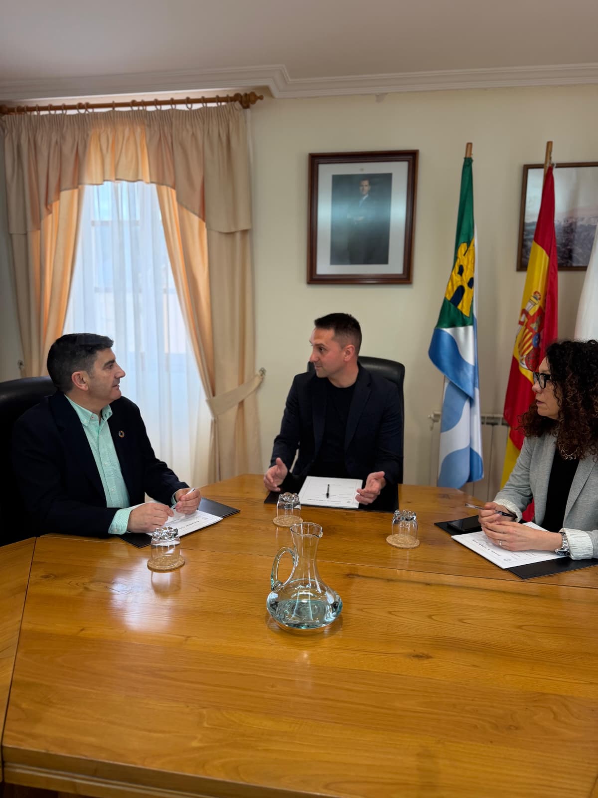 O alcalde de Trabada mantén unha reunión co delegado do Goberno en Galicia para abordar os temas de acceso á vivenda e servizos no rural