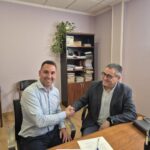 O Concello de Trabada asina a cesión da antiga escola de Villafernando para uso social coa Diócese de Mondoñedo-Ferrol