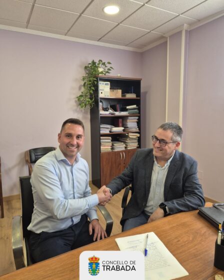 O Concello de Trabada asina a cesión da antiga escola de Villafernando para uso social coa Diócese de Mondoñedo-Ferrol