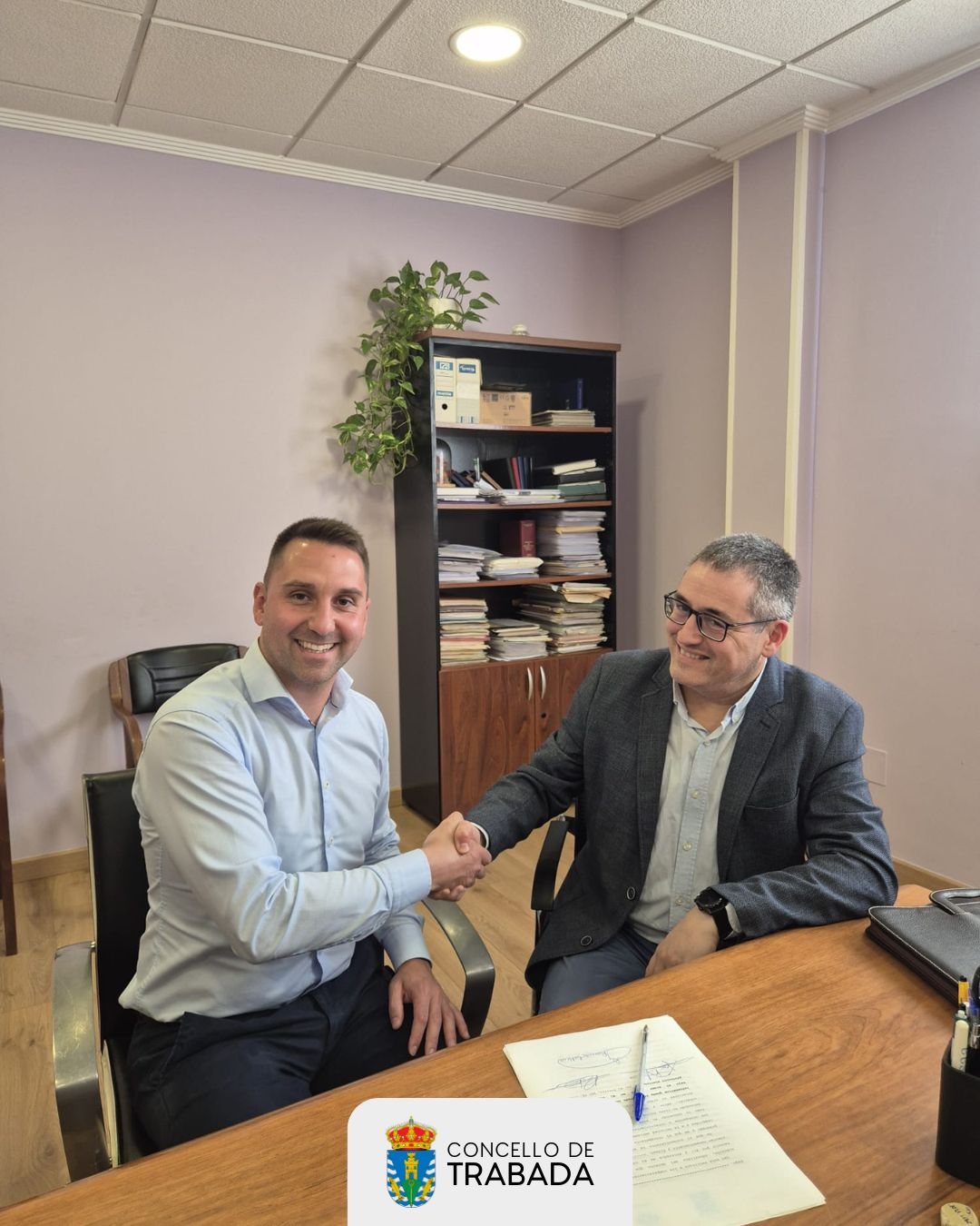 O Concello de Trabada asina a cesión da antiga escola de Villafernando para uso social coa Diócese de Mondoñedo-Ferrol