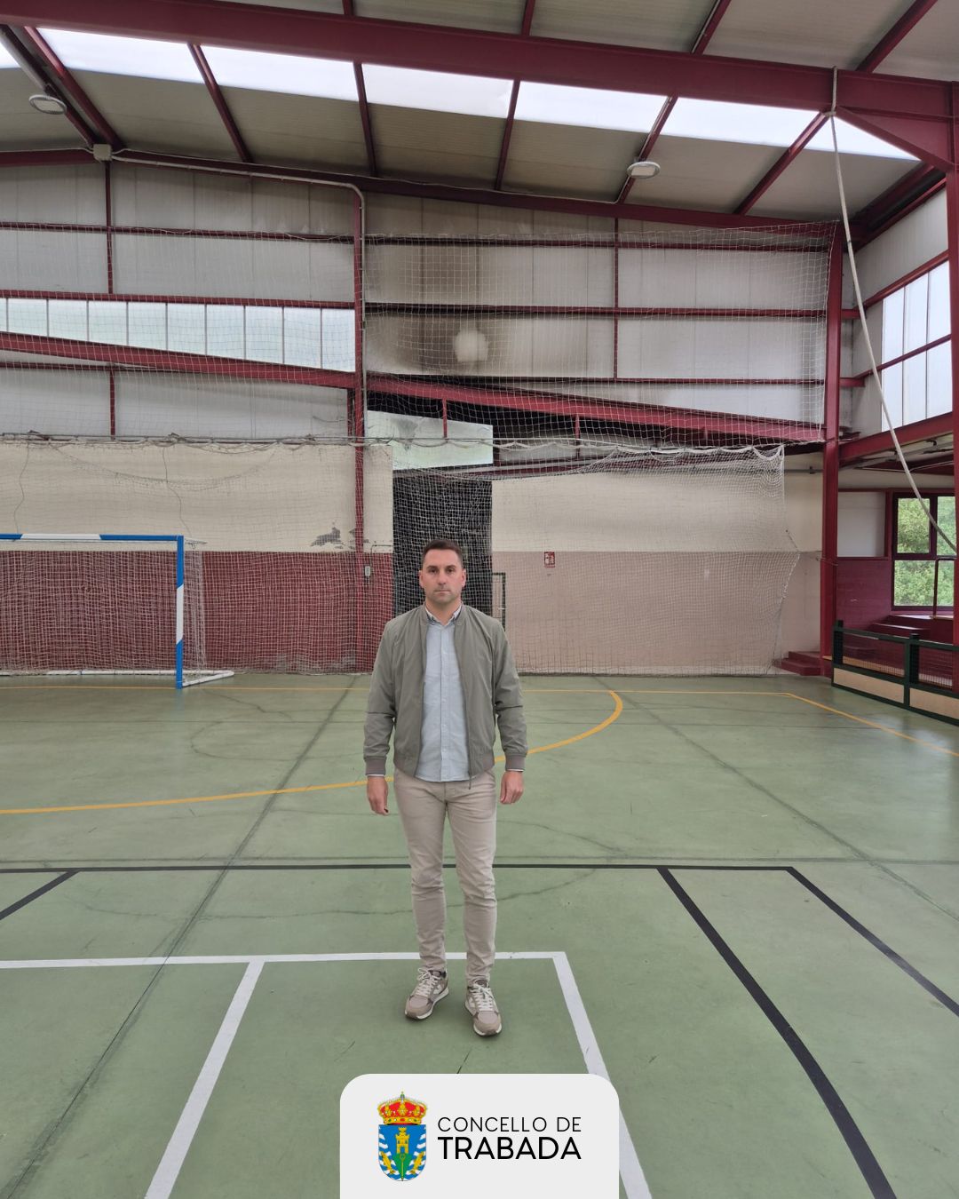 O Concello de Trabada busca financiamento para reparar a zona dos vestiarios do pavillón afectada polo incendio