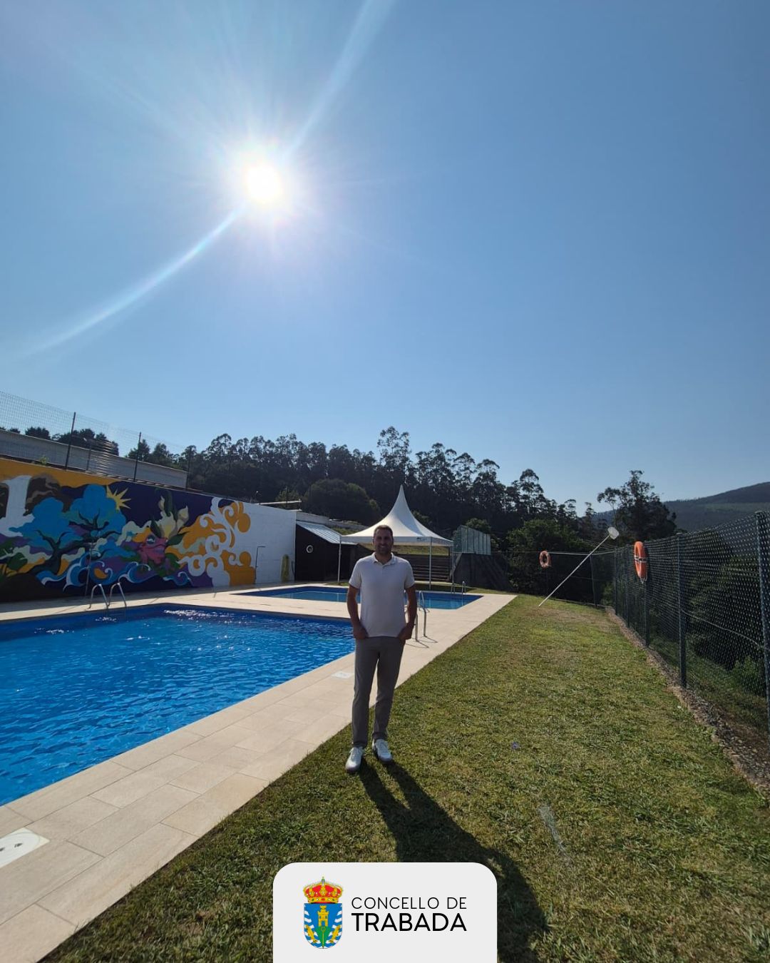 O Concello de Trabada instala novas zonas de sombra na piscina municipal para mellorar o servizo aos usuarios 2