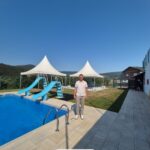 O Concello de Trabada instala novas zonas de sombra na piscina municipal para mellorar o servizo aos usuarios