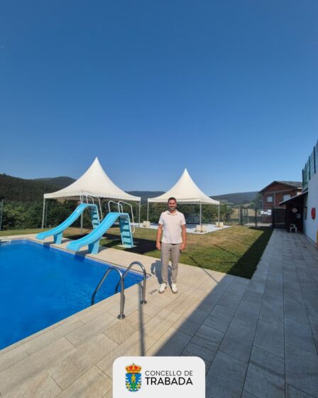 O Concello de Trabada instala novas zonas de sombra na piscina municipal para mellorar o servizo aos usuarios