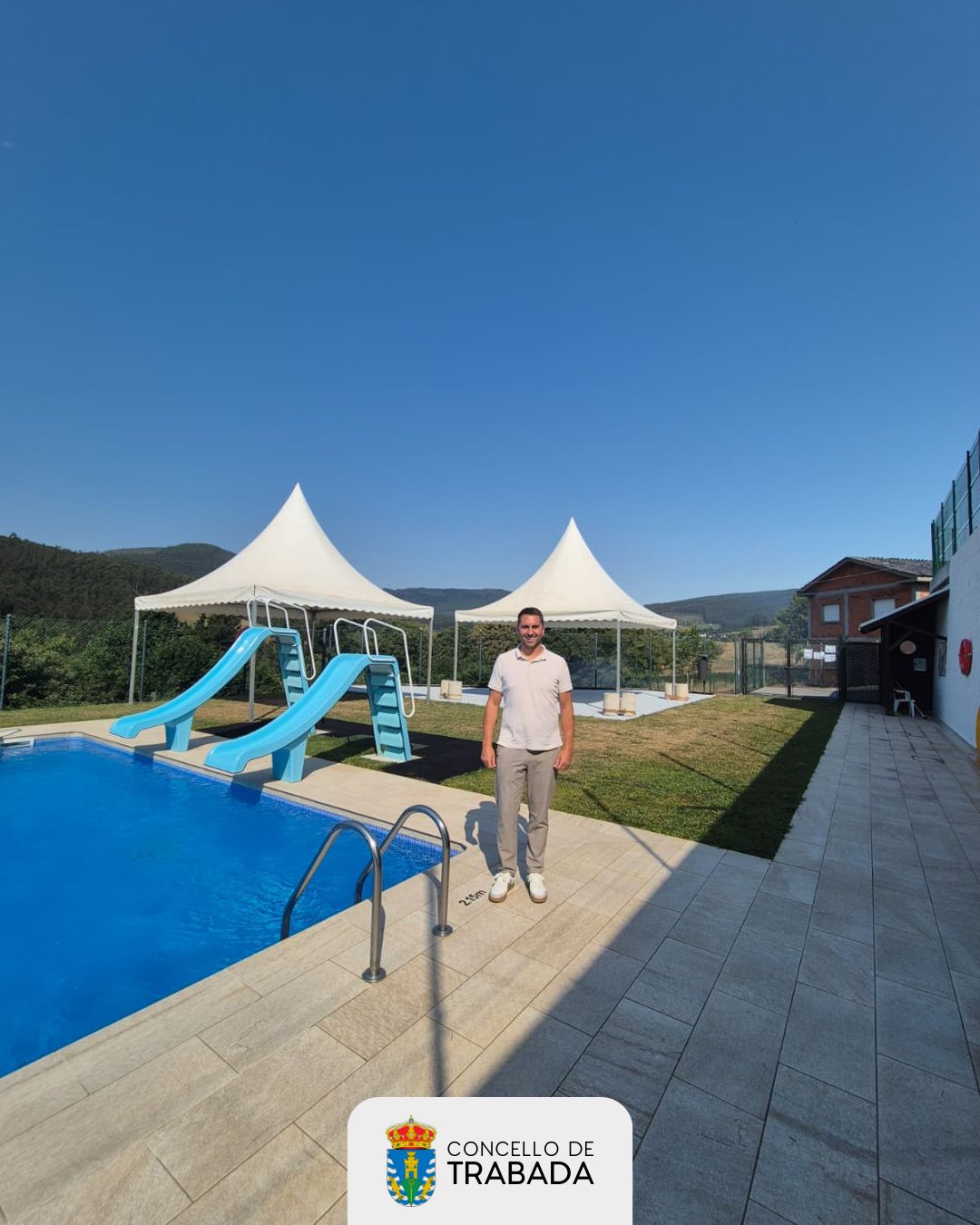 O Concello de Trabada instala novas zonas de sombra na piscina municipal para mellorar o servizo aos usuarios